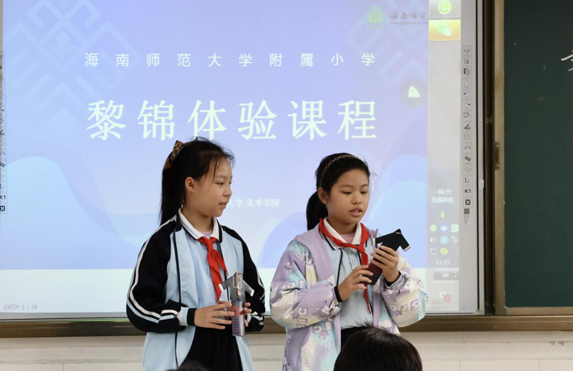 副校长张引带领教学团队来漫画18
开展听课活动