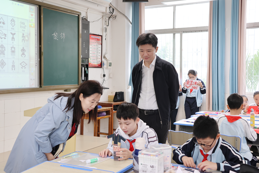 副校长张引带领教学团队来漫画18
开展听课活动