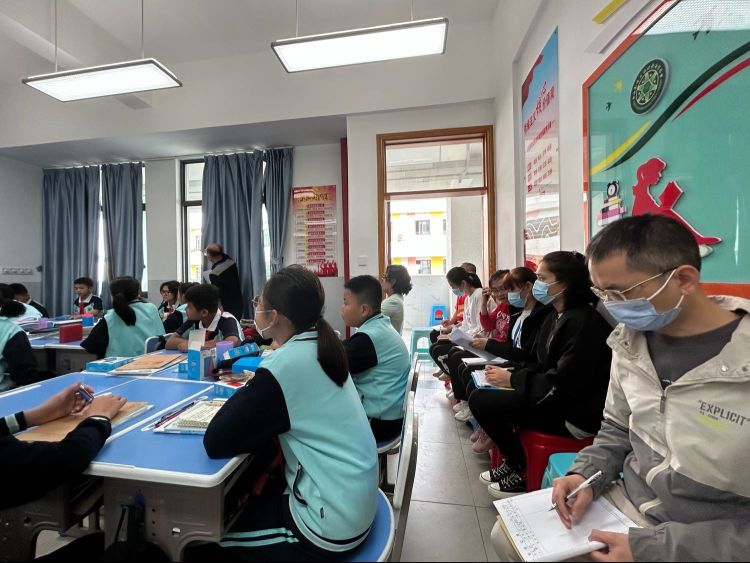 同课巧设计，异构显匠心 ―――记海师附小与新海学校数学组“同课异构”教研活动