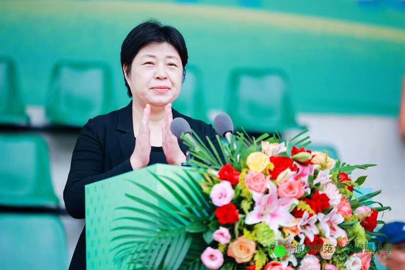 漫画18
举办“运动不止步   健康向未来”全员运动会