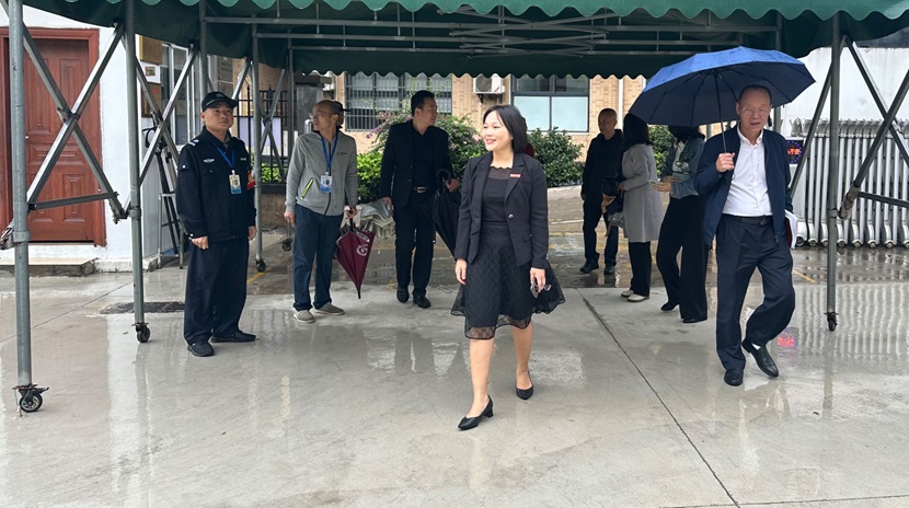 校领导到漫画18
调研新学期开学工作