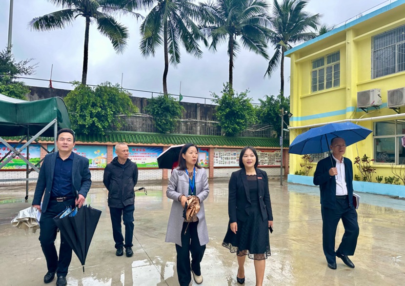 校领导到漫画18
调研新学期开学工作