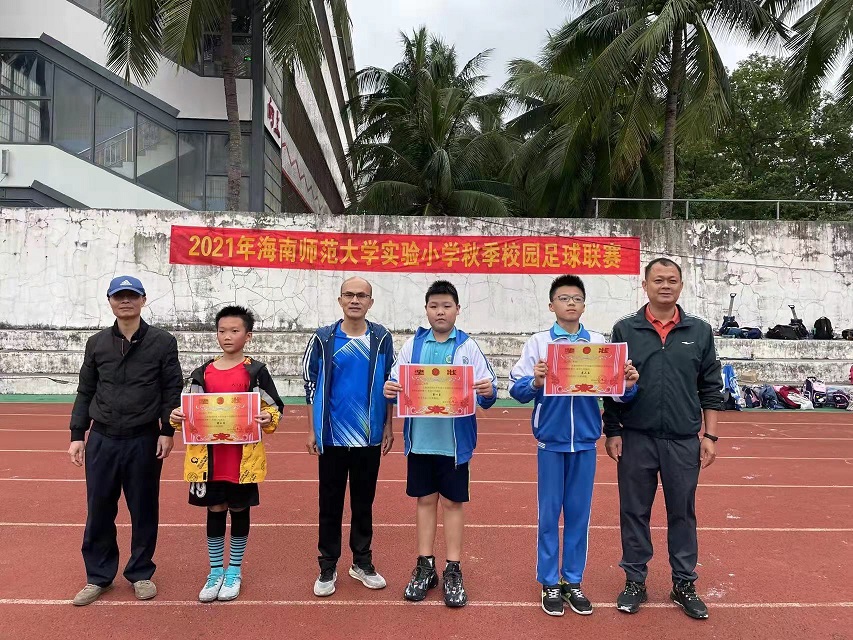 2021年漫画18
实验小学秋季校园足球联赛