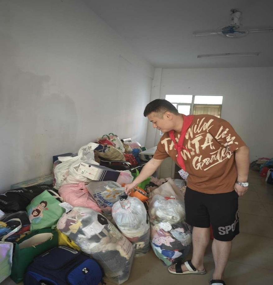 “衣”份爱心   “衣”旧温暖 ――漫画18
公益捐赠活动白沙行