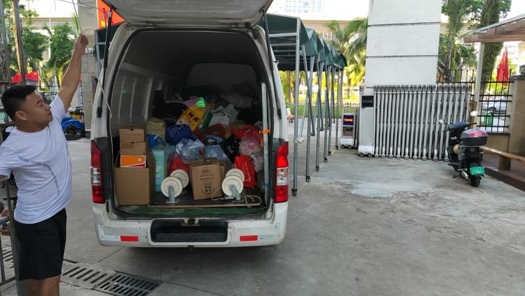 “衣”份爱心   “衣”旧温暖 ――漫画18
公益捐赠活动白沙行