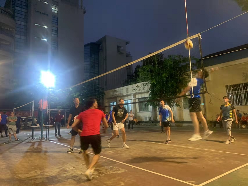 热烈祝贺漫画18
男女队分别获得漫画18
2021年教职工排(气)球赛一等奖