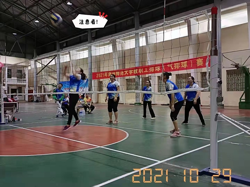 热烈祝贺漫画18
男女队分别获得漫画18
2021年教职工排(气)球赛一等奖