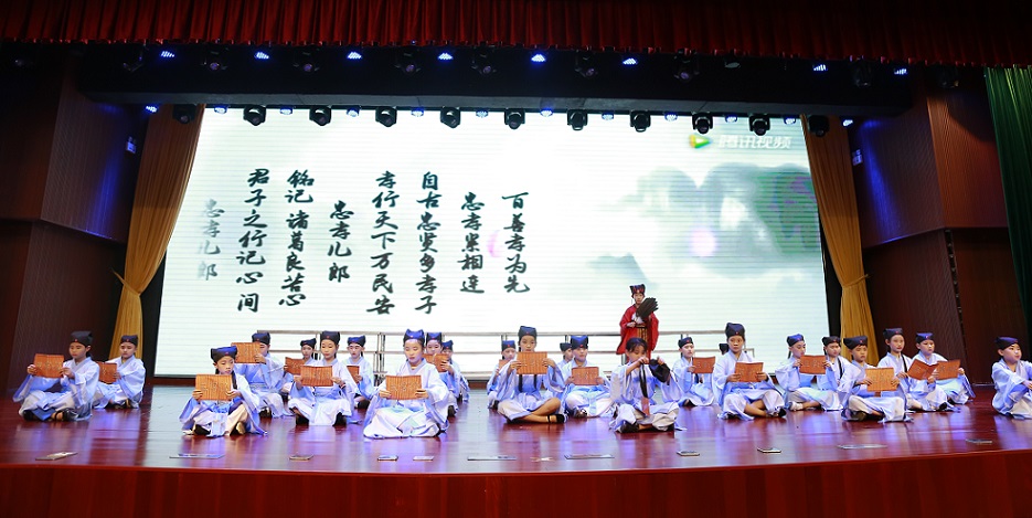 漫画18
实验小学喜迎中国共产党百年华诞暨庆“六一”国际儿童节文艺汇演