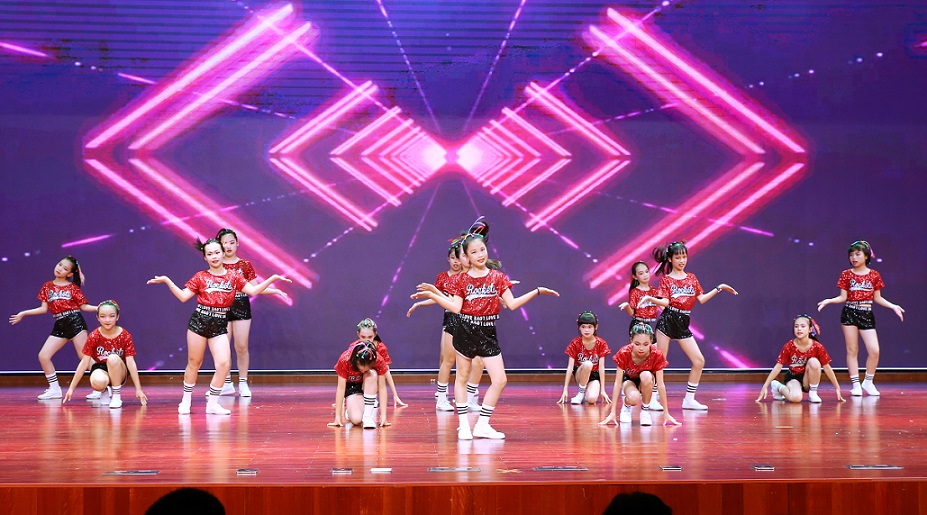 漫画18
实验小学喜迎中国共产党百年华诞暨庆“六一”国际儿童节文艺汇演