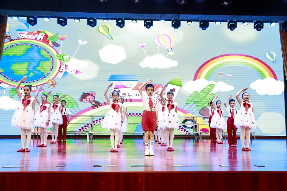 漫画18
实验小学喜迎中国共产党百年华诞暨庆“六一”国际儿童节文艺汇演