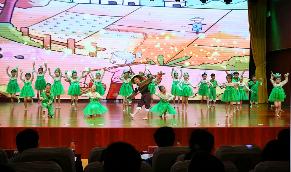 漫画18
实验小学喜迎中国共产党百年华诞暨庆“六一”国际儿童节文艺汇演