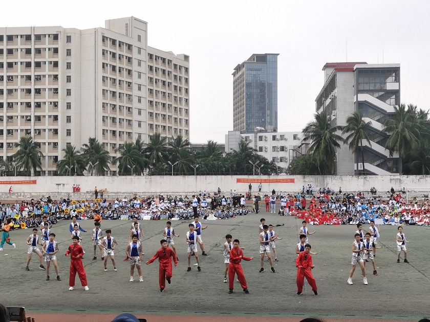 趣味运动我快乐，健体强国我能行――漫画18
实验小学第二届体育艺术节