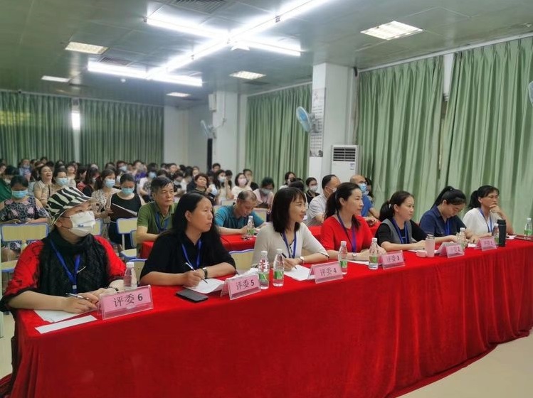 漫画18
实验小学首届德馨杯“修师德 塑师风 铸师魂”师德师风演讲比赛