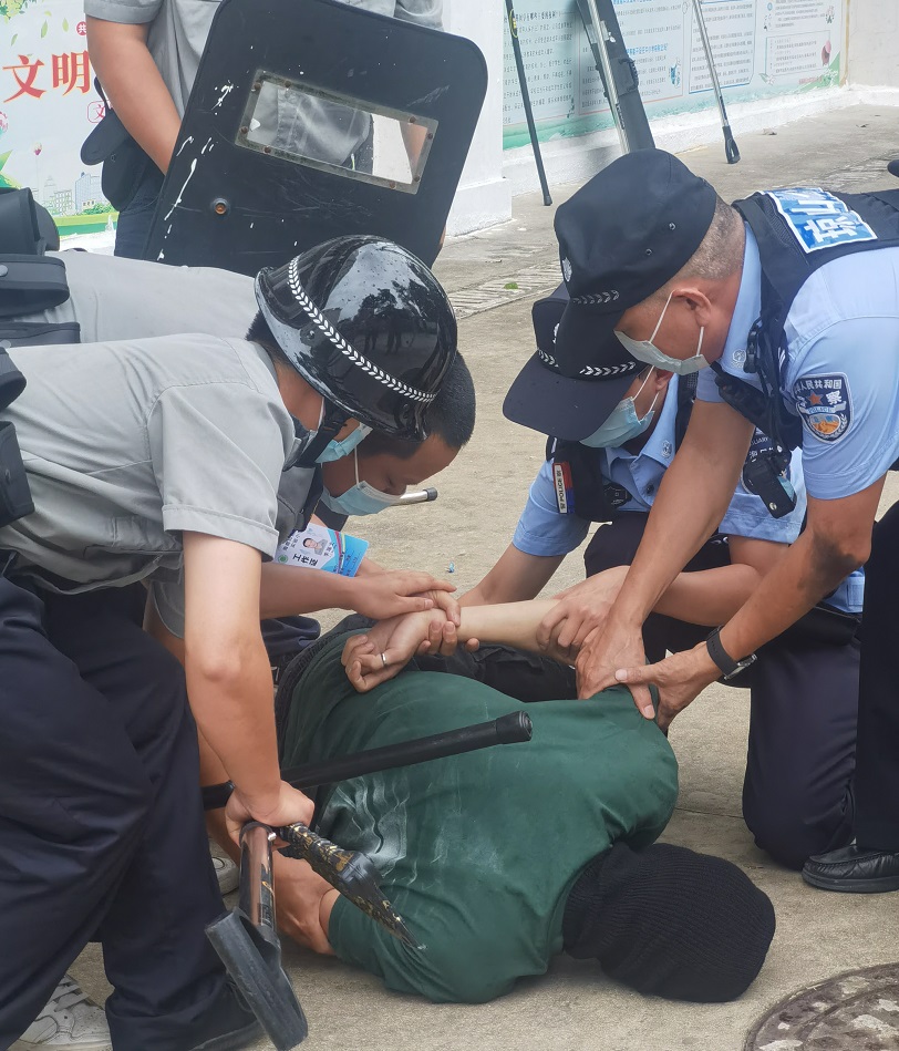 海口市琼山中介派出所张警官到漫画18
对校警进行正规培训