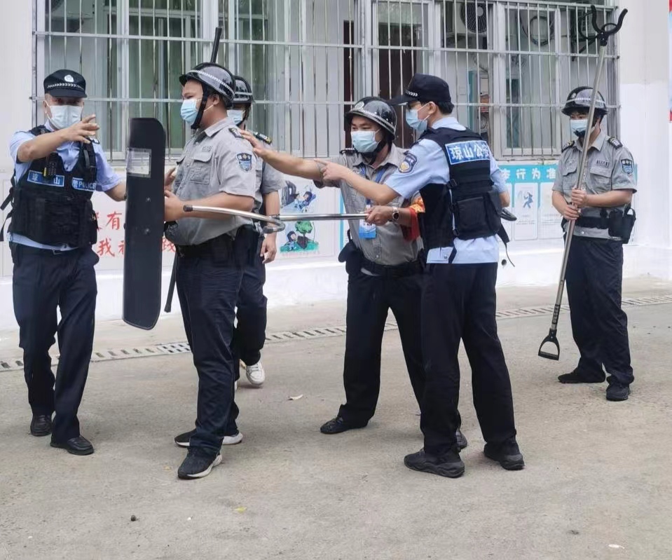 海口市琼山中介派出所张警官到漫画18
对校警进行正规培训