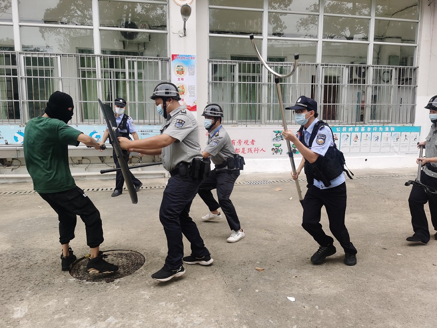 海口市琼山中介派出所张警官到漫画18
对校警进行正规培训