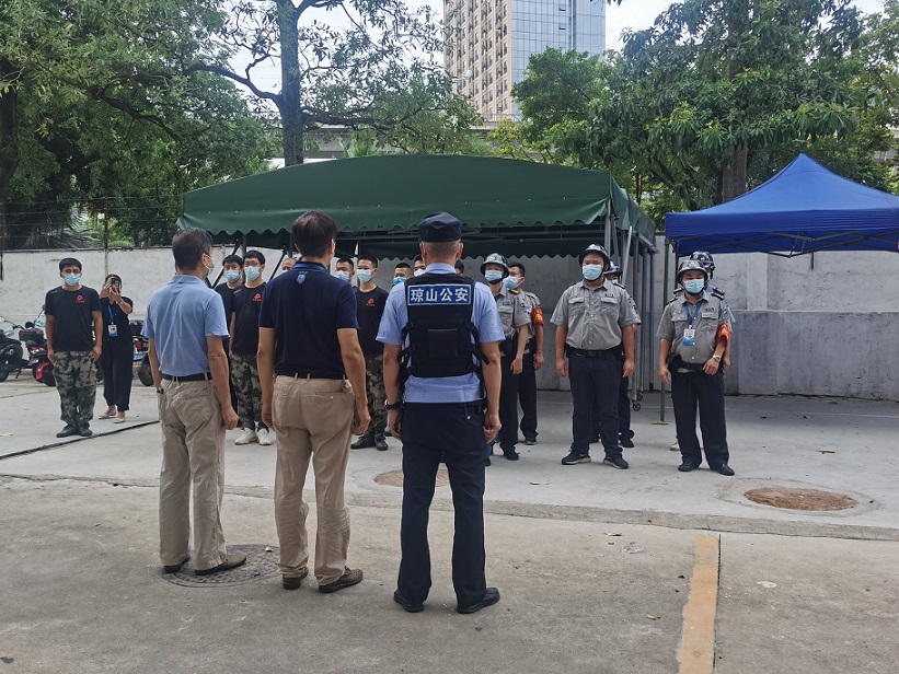 海口市琼山中介派出所张警官到漫画18
对校警进行正规培训