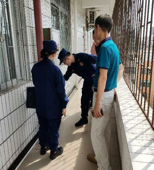 消防队领导到漫画18
检查消防工作