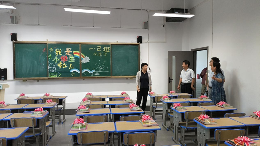 漫画18
党委书记许玫一行到漫画18
检查指导开学工作