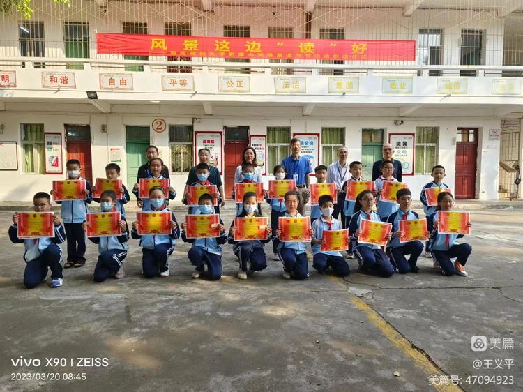 与经典同行，诵千古美文――漫画18
首届古诗词大赛