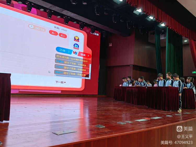 与经典同行，诵千古美文――漫画18
首届古诗词大赛