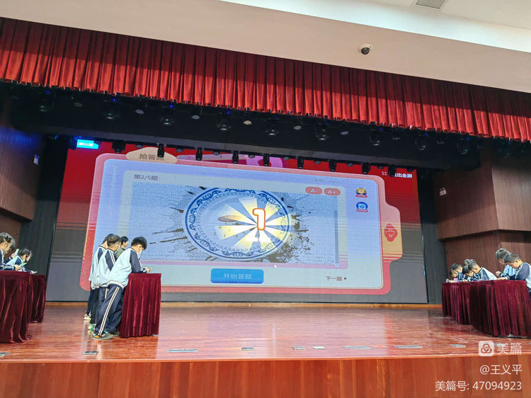 与经典同行，诵千古美文――漫画18
首届古诗词大赛