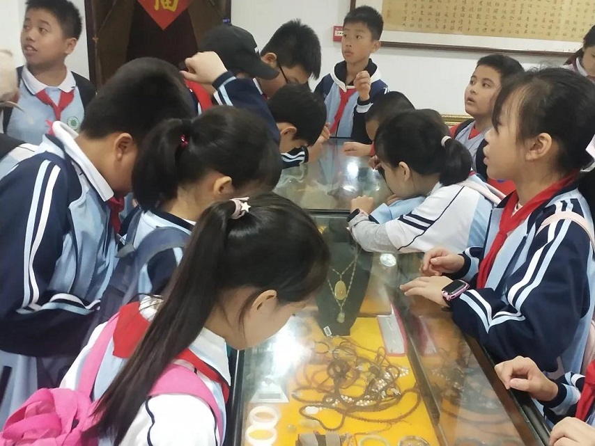 【研学旅行】贯通古今学知识，科学知识谱未来――漫画18
实验小学秋季研学旅行