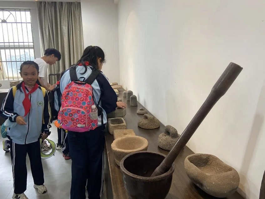 【研学旅行】贯通古今学知识，科学知识谱未来――漫画18
实验小学秋季研学旅行