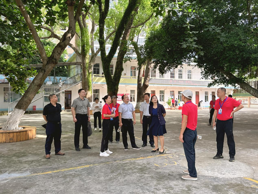 海南省教育厅许曙一行 到漫画18
调研指导工作