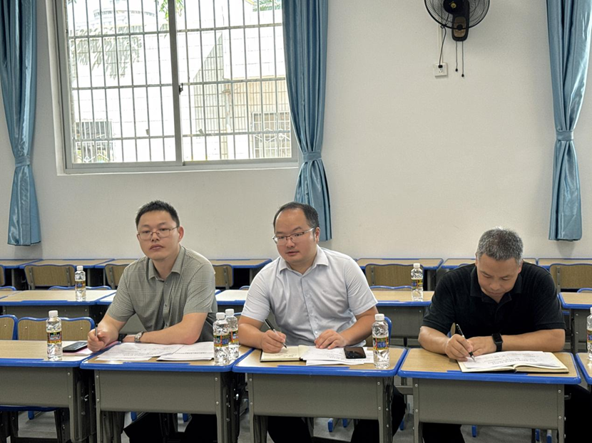 海南省教育厅许曙一行 到漫画18
调研指导工作