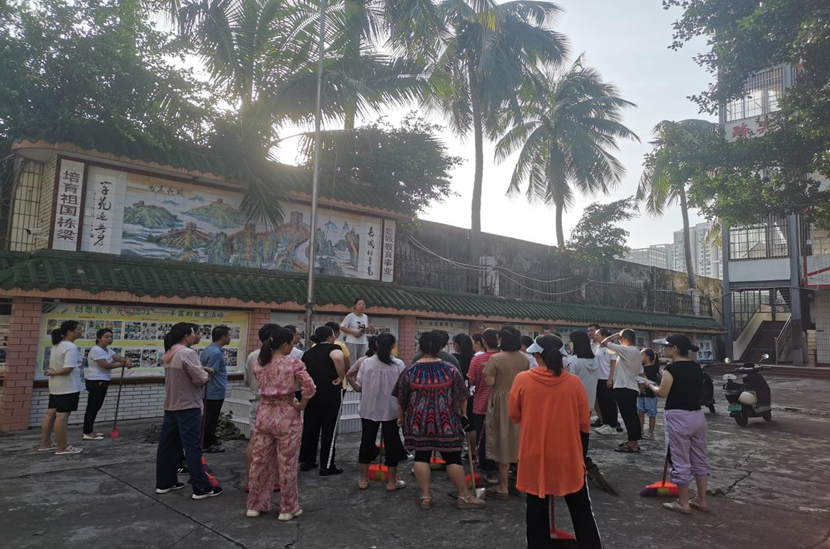 漫画18
教职工返校清理校园 做好灾后恢复工作