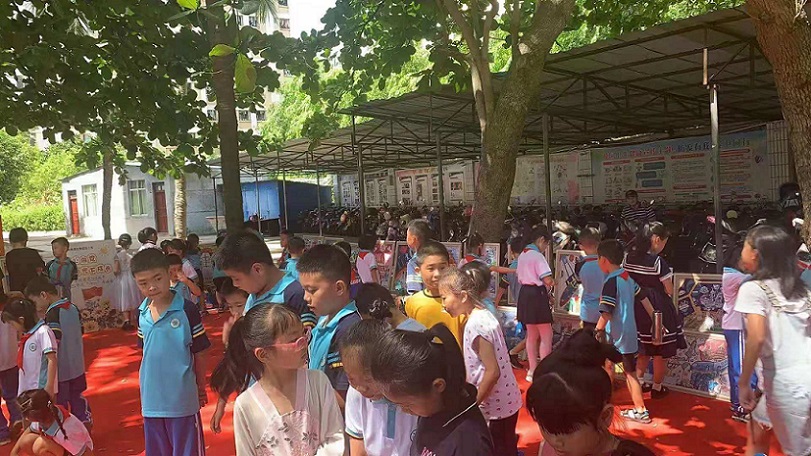 漫画18
实验小学“童心向党・阳光下成长”庆六一书画展