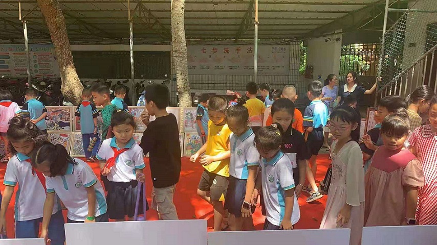 漫画18
实验小学“童心向党・阳光下成长”庆六一书画展