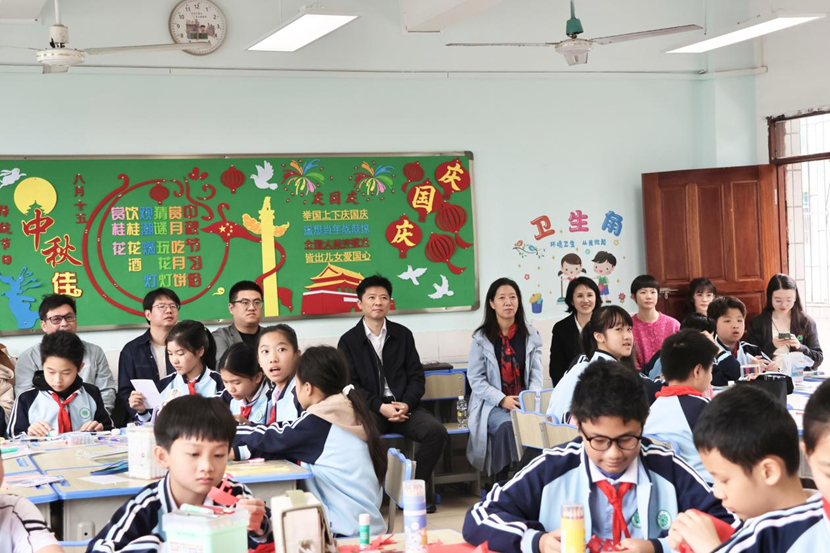 副校长张引带领教学团队来漫画18
开展听课活动