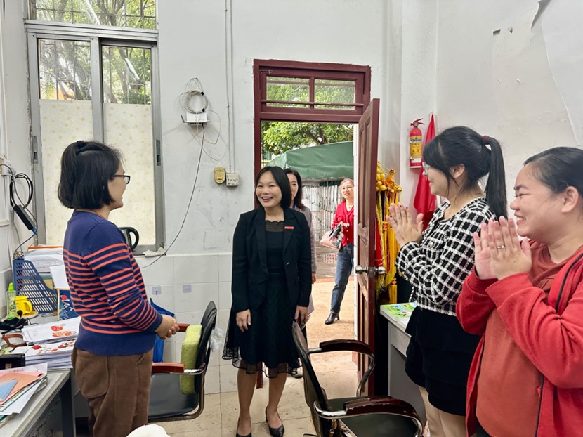 校领导到漫画18
调研新学期开学工作