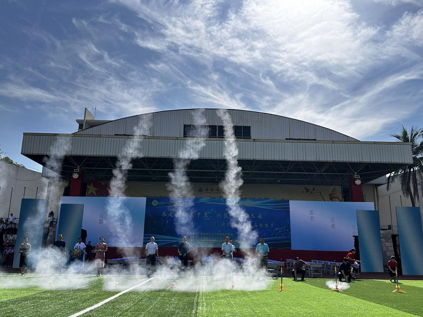 漫画18
党委委员、副校长白显良出席漫画18
35周年校庆暨科技节开幕式