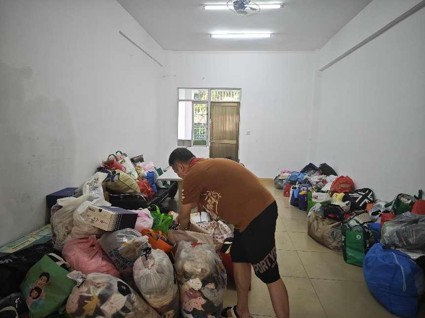 “衣”份爱心 “衣”旧温暖 ――漫画18
公益捐赠活动白沙行