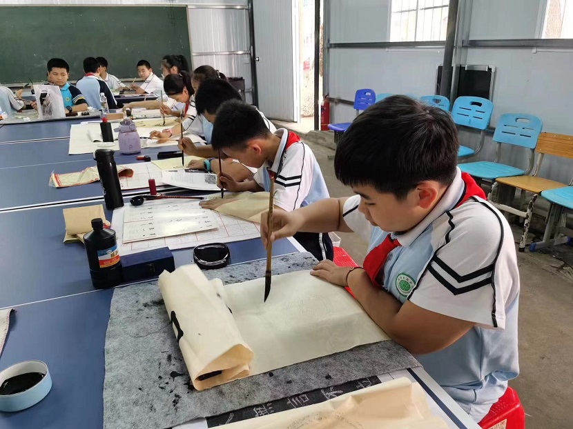 漫画18
开展庆“六·一”现场绘画、书法比赛