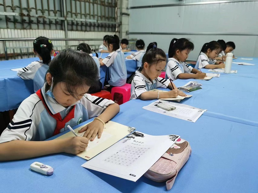 漫画18
开展庆“六·一”现场绘画、书法比赛