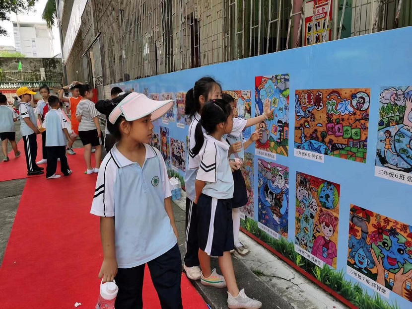 漫画18
开展庆“六·一”现场绘画、书法比赛