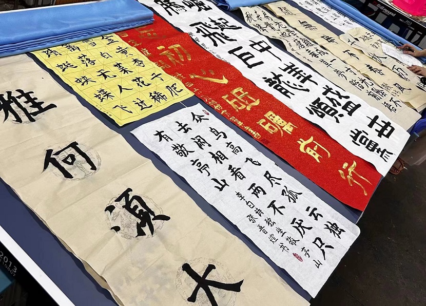 漫画18
开展庆“六·一”现场绘画、书法比赛