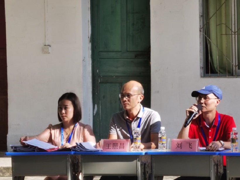 厉兵秣马酬壮志，扬帆起航续华章――漫画18
毕业班期末考试动员大会