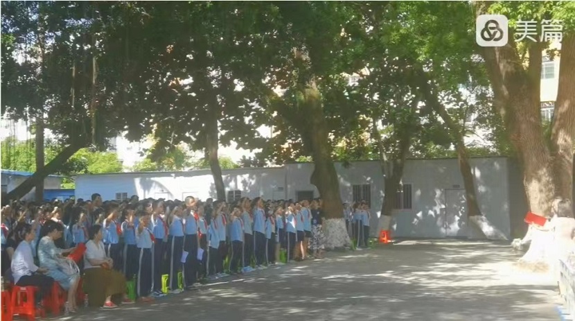 厉兵秣马酬壮志，扬帆起航续华章――漫画18
毕业班期末考试动员大会