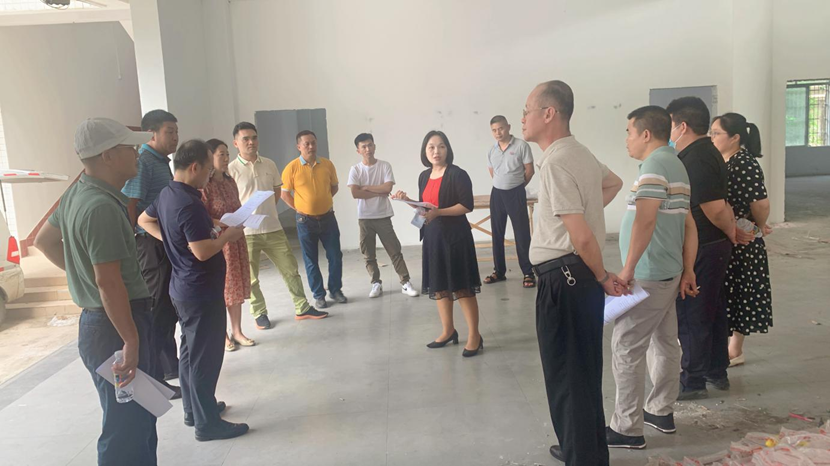 校领导到漫画18
召开新学期教室准备情况现场办公会议