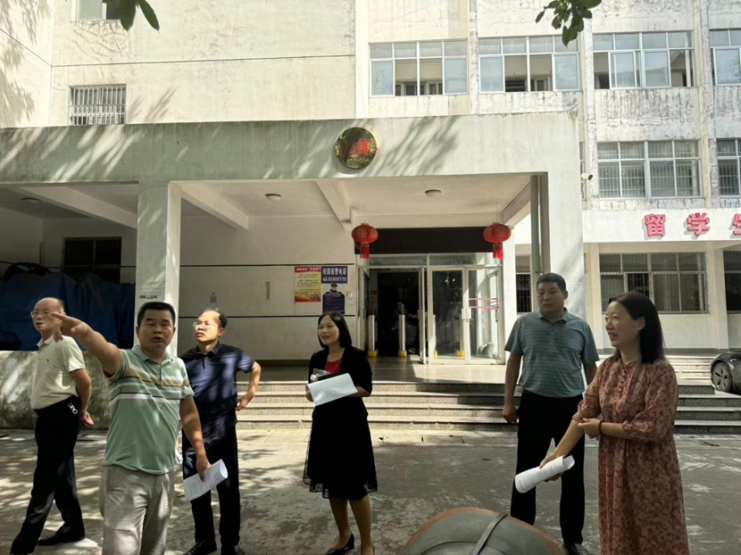 校领导到漫画18
召开新学期教室准备情况现场办公会议