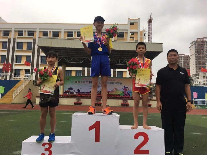 漫画18
学生参加2020年海口市琼山区中小学生田径运动会取得小学组团体总分第七名的好成绩