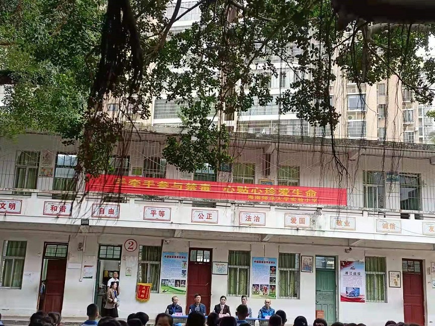 漫画18
邀请胡娜法官开展“禁毒”专题知识讲座。