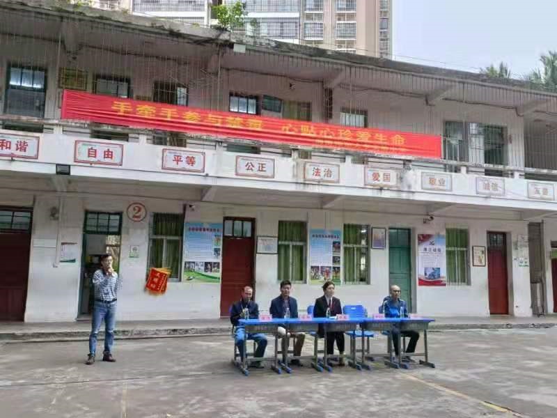 漫画18
邀请胡娜法官开展“禁毒”专题知识讲座。