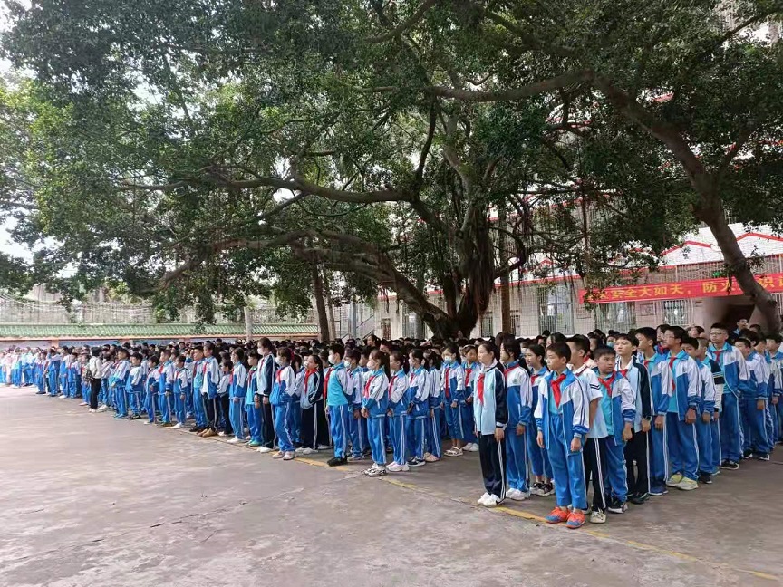 漫画18
邀请胡娜法官开展“禁毒”专题知识讲座。