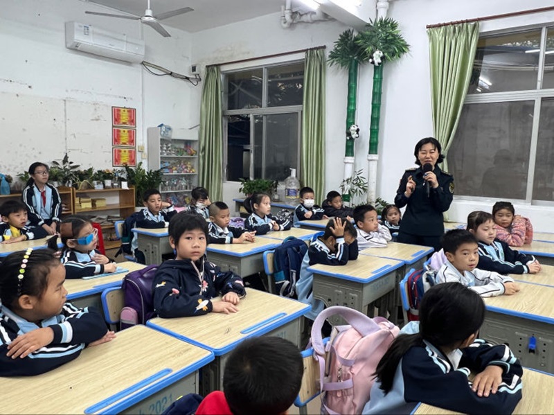 健康教育进校园 守护健康伴成长――漫画18
开展健康教育宣传活动